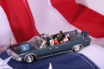 Lincoln Continental Presadential Parade SS 100 JFK 1963 Minichamps.JPG