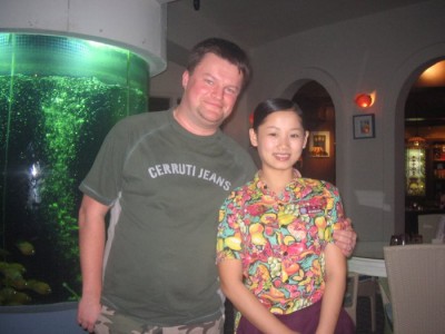 116.jpg (72.12 КБ) 2967 просмотров C официанткой.