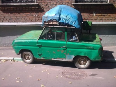 он еще и ездит