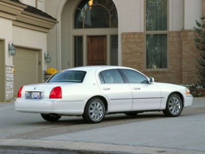 Lincoln_Town%20Car.jpg